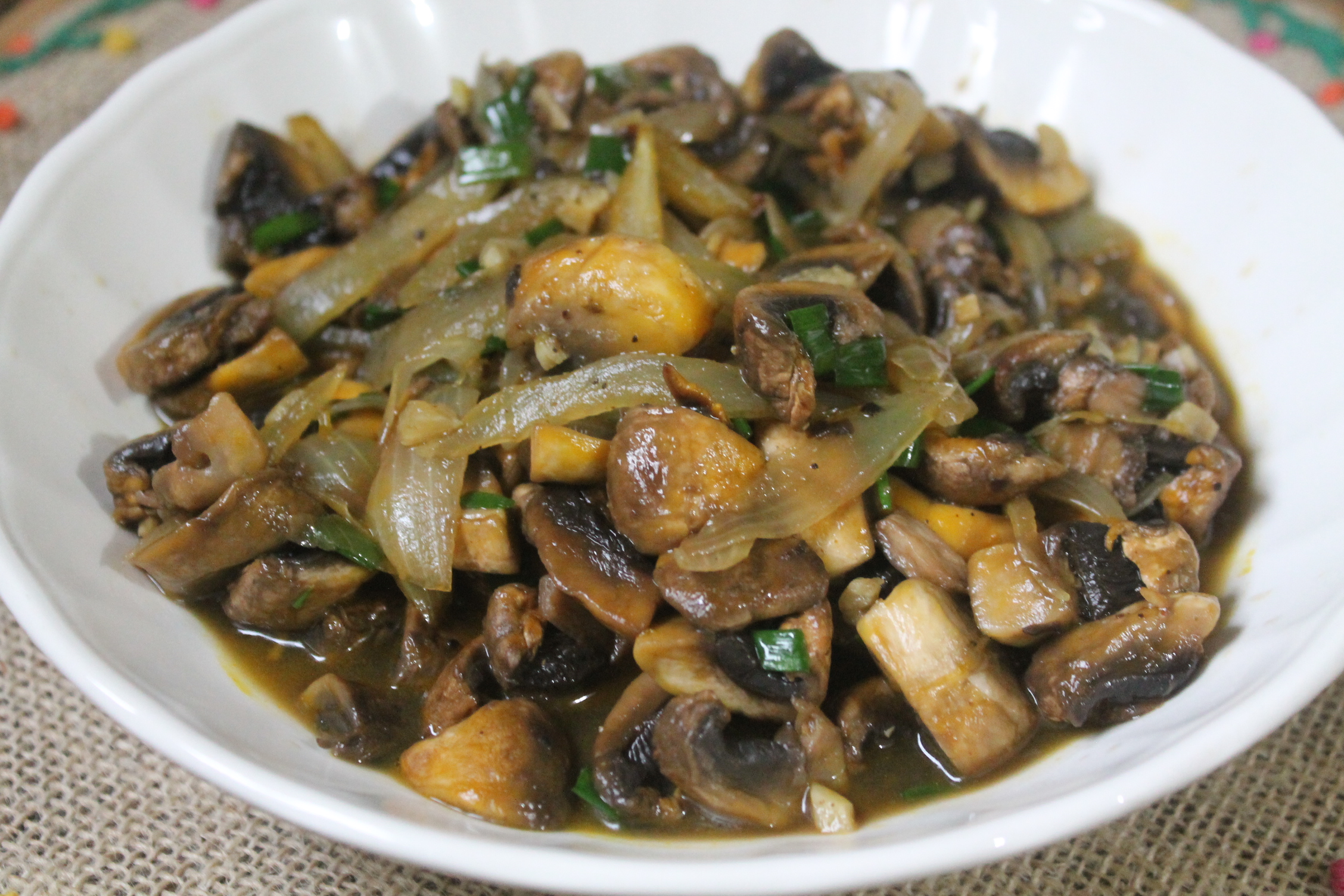 Cogumelos paris, shitake e shimeji são versáteis na cozinha e